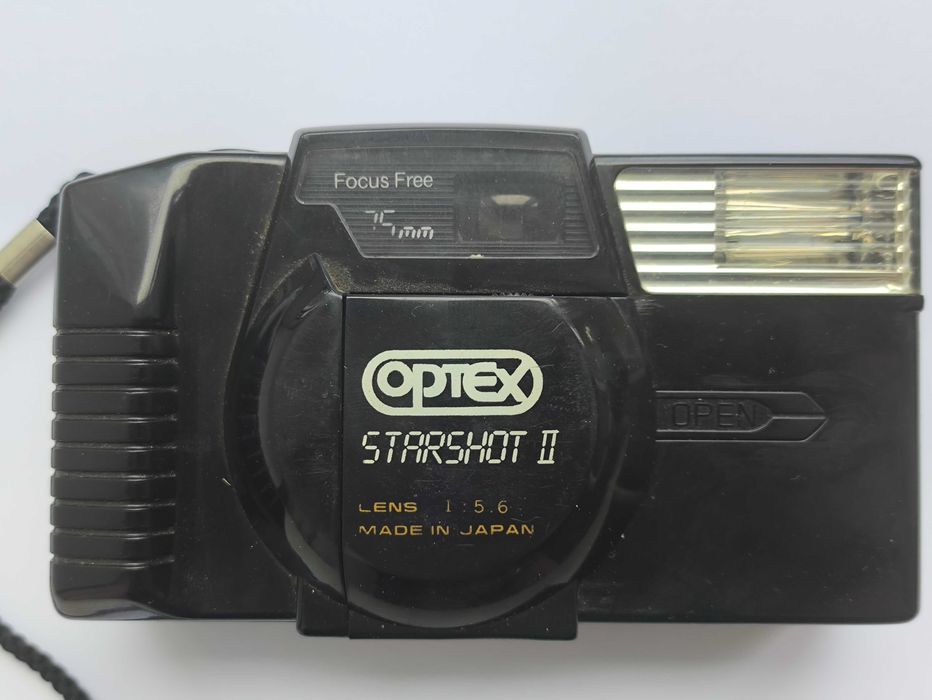 Вінтажний плівковий фотоапарат Optex Starshot II, вироблений у Японії.