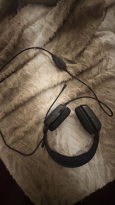 PS4 slim, com dois comandos funcionais, GTA V e fones gamer com microfone a funcionar