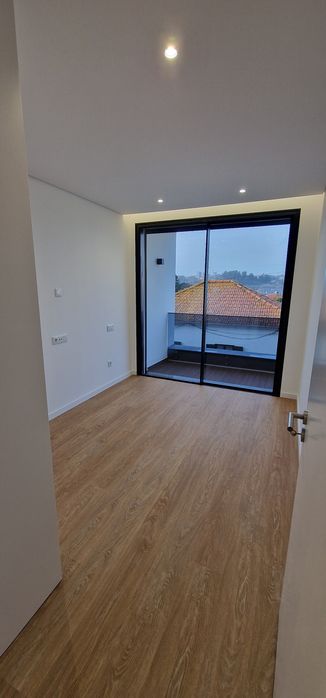 Aluga-se moradia em banda T3 (acabada de construir)