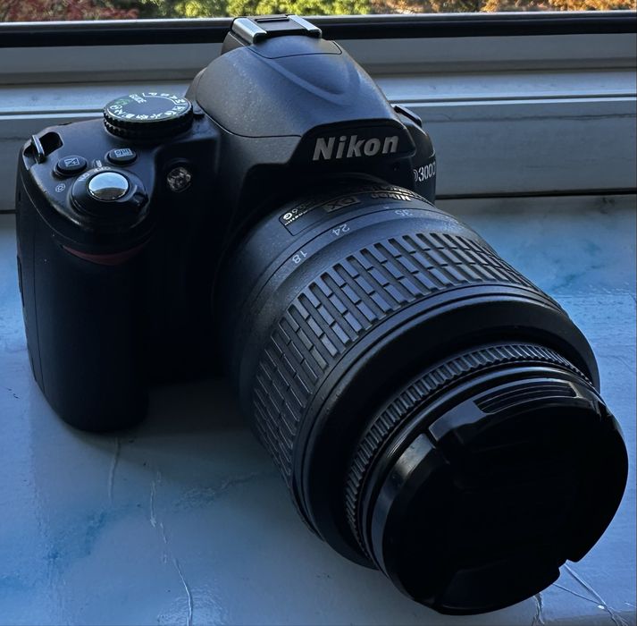 Nikon D3000 + об’єктив 18–55 мм