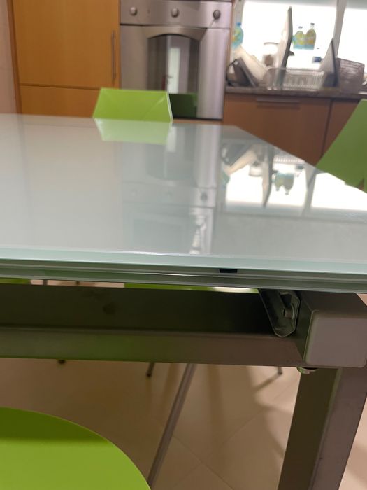Mesa de cozinha extensível  em vidro branco e estrutura em aço