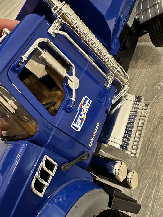 Самосвал Bruder Mack