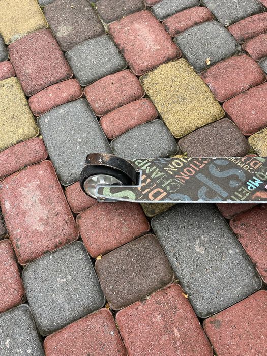 Продається дитячий, трюковий самокат.