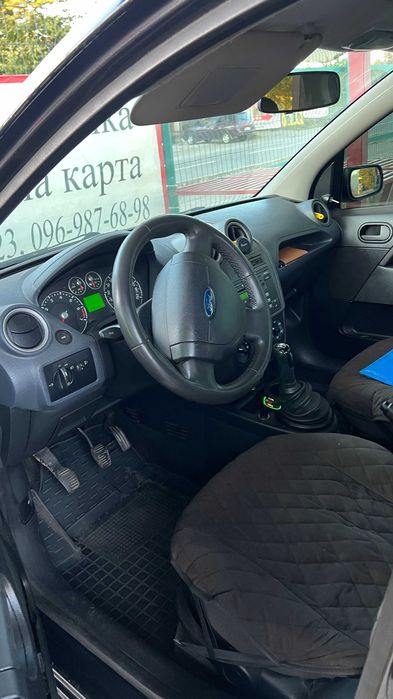 Автомобіль Форд фієста