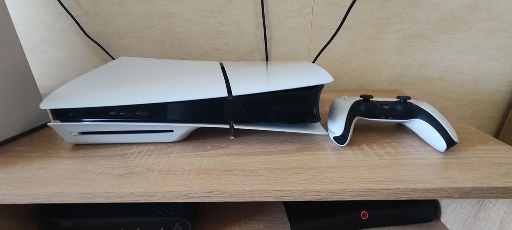 Playstation 5 Slim como nova com caixa  e um comando
