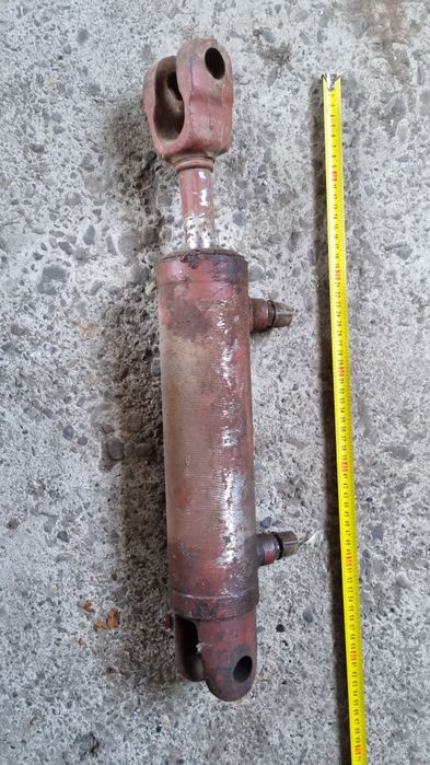 Гідравлічні циліндри різних розмірів