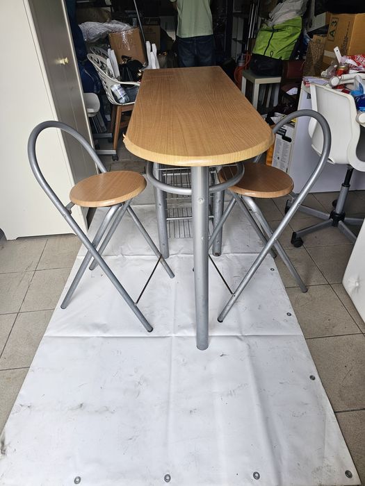 Mesa com 2 cadairas. Estato norml.