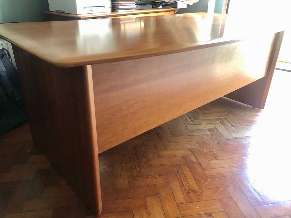 Mesa e dois armários escritório