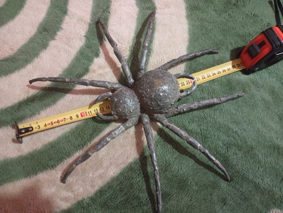 Металлический паук  для интерьера.