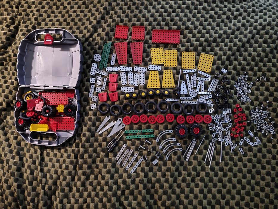 Продам металевий конструктор, декілька наборів