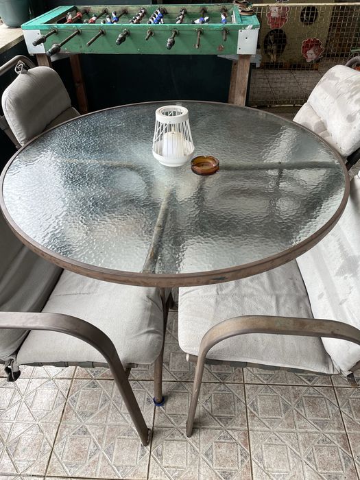 Mesa de jardim e quatro cadeiras