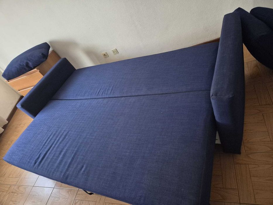 Sofa-cama azul em estado novo