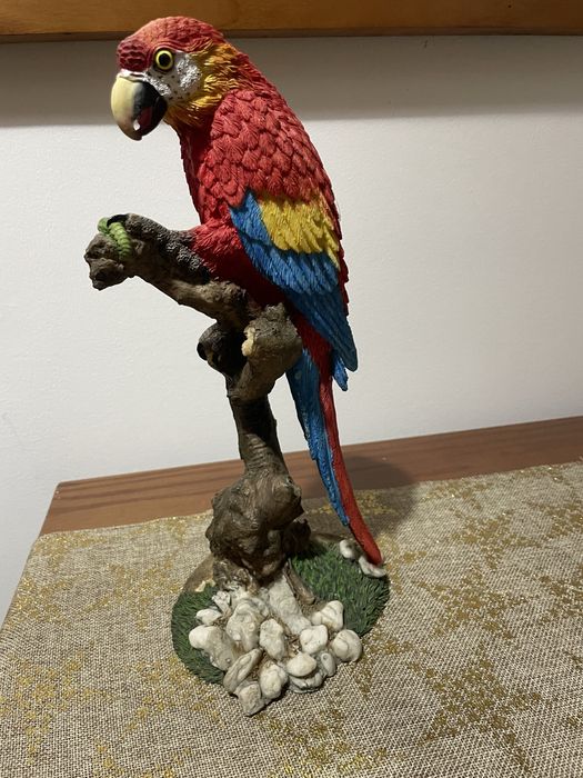 Escultura de papagaio em marfinite