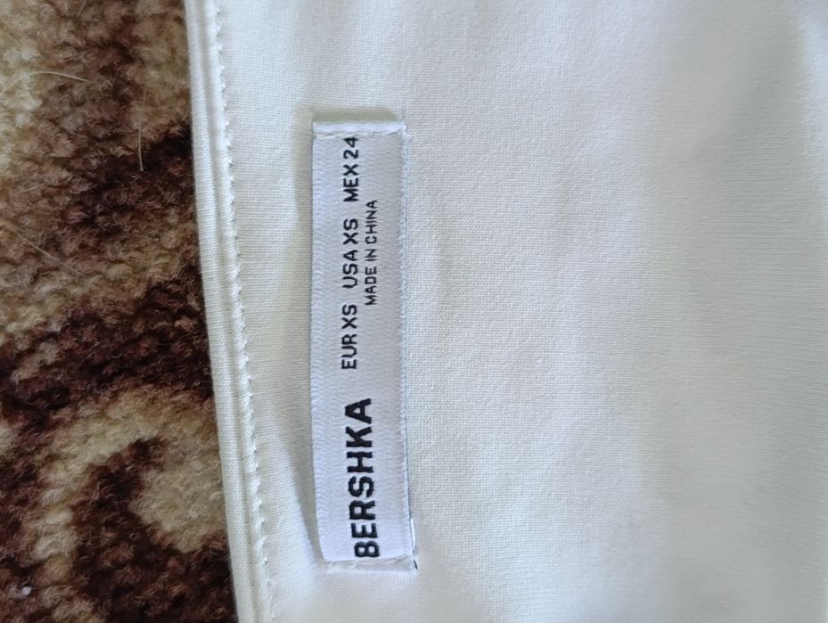 Біла майка BERSHKA