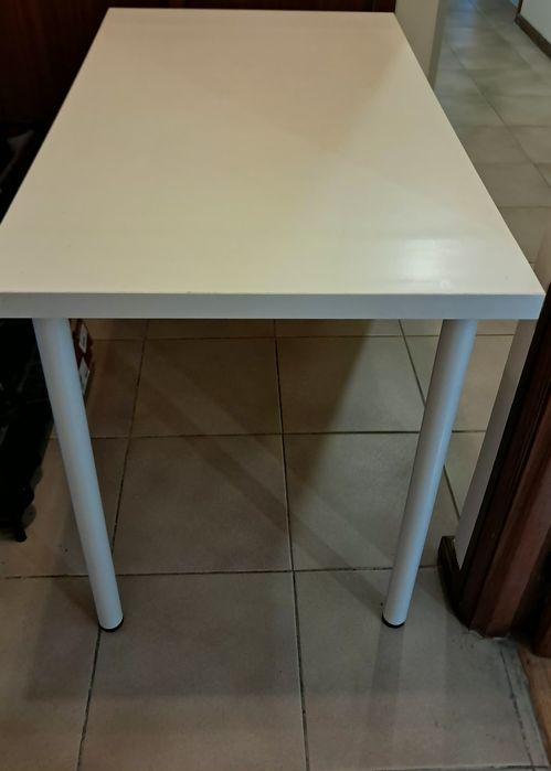 Mesa Ikea branca com os pés
