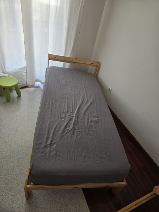 Cama individual de madeira