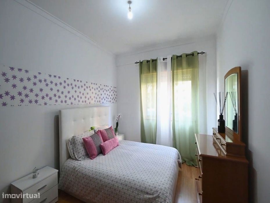 Apartamento T2 com varanda e garagem em Massamá