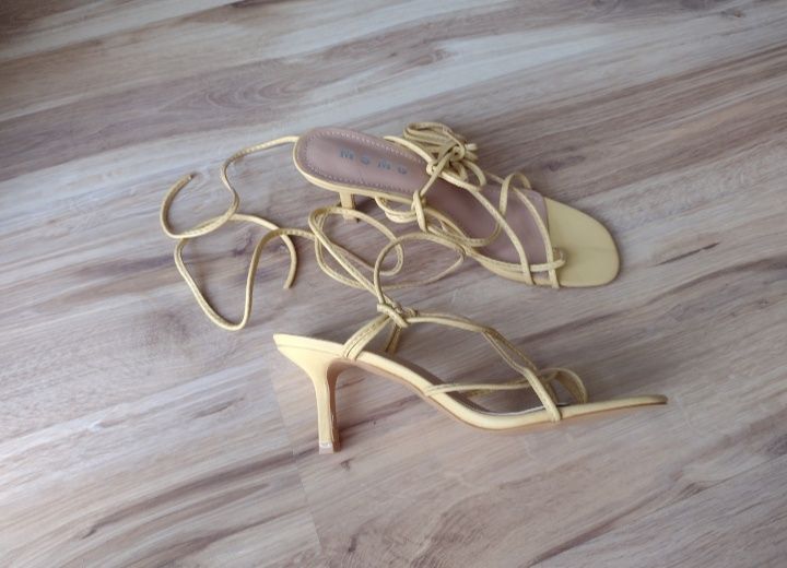 Sandały na obcasie z wiązaniem wokół kostki