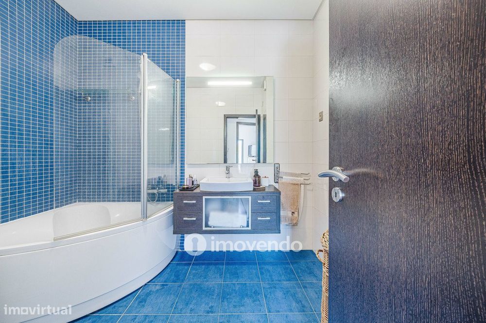 Apartamento T1 moderno, com varanda e áreas amplas, em Corroios