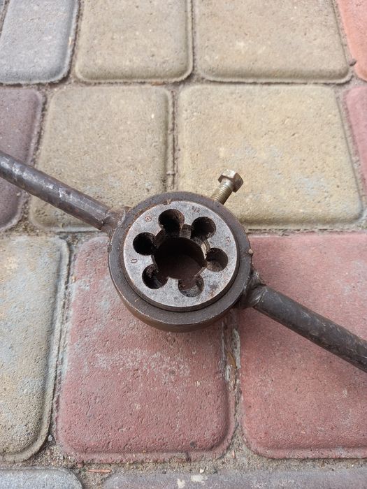 Клупп для нарезки резьбы и лерка