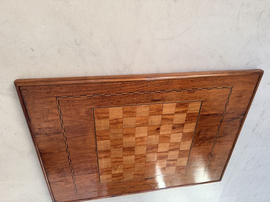 Antigo Tampo / Tabuleiro de Mesa de Jogos Reversível (Xadrez, Damas e Gamão) em Madeira Nobre + 24 Peças