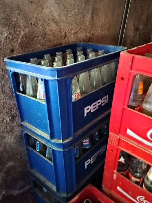 Duża ilość skrzynek z butelkami Cola, Pepsi, Mirinda, Sprite itd.