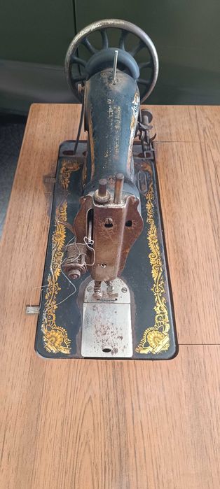 Máquina de costura Singer com móvel