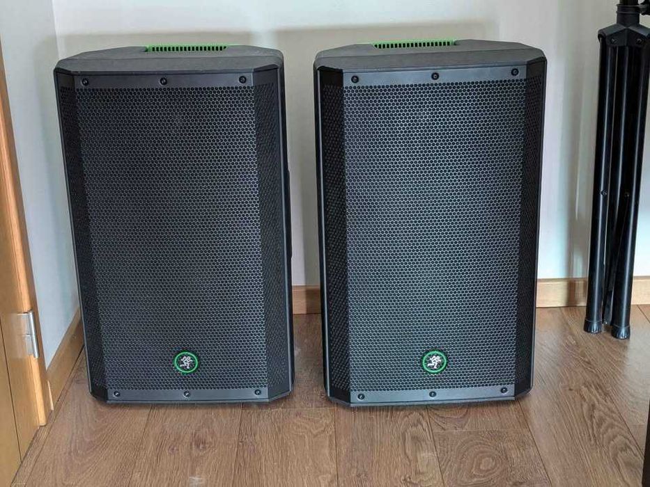 2 colunas Mackie Trash 215 (amplificadas - 15" - 1300w) + 2 tripes