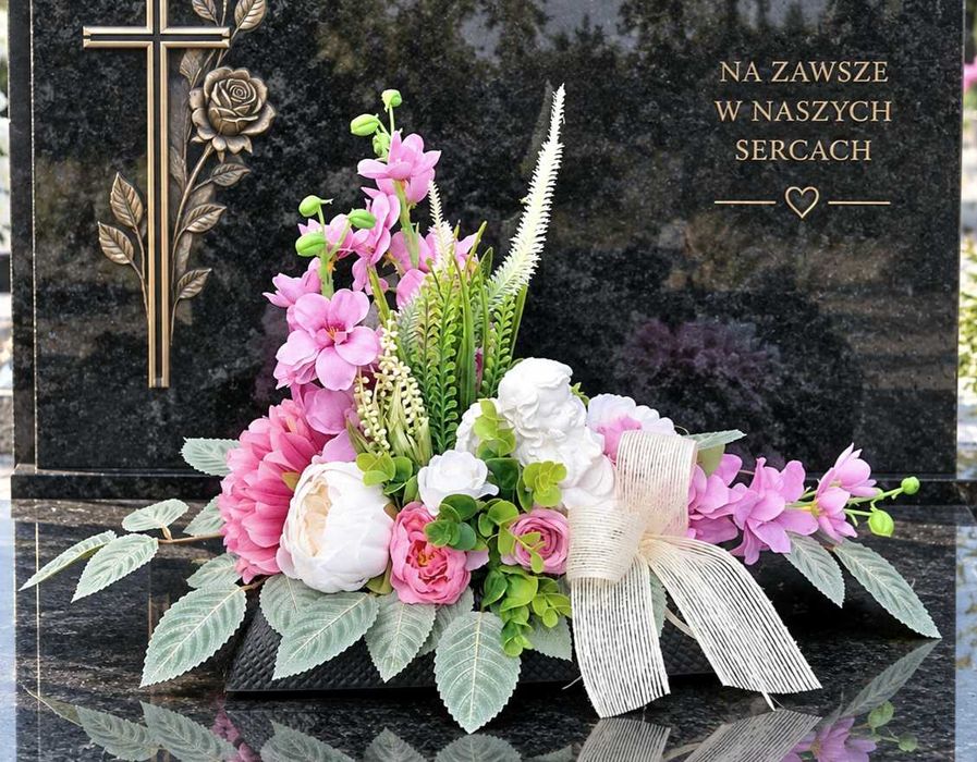 Mała kompozycja kwiatowa na grób cmentarz dla dziecka aniołek Z195