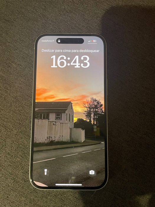 iPhone 15 azul claro