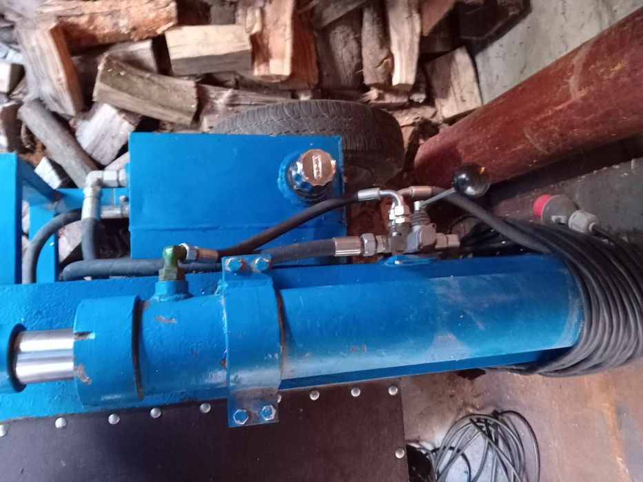 Hydrauliczna łupiarka do drewna