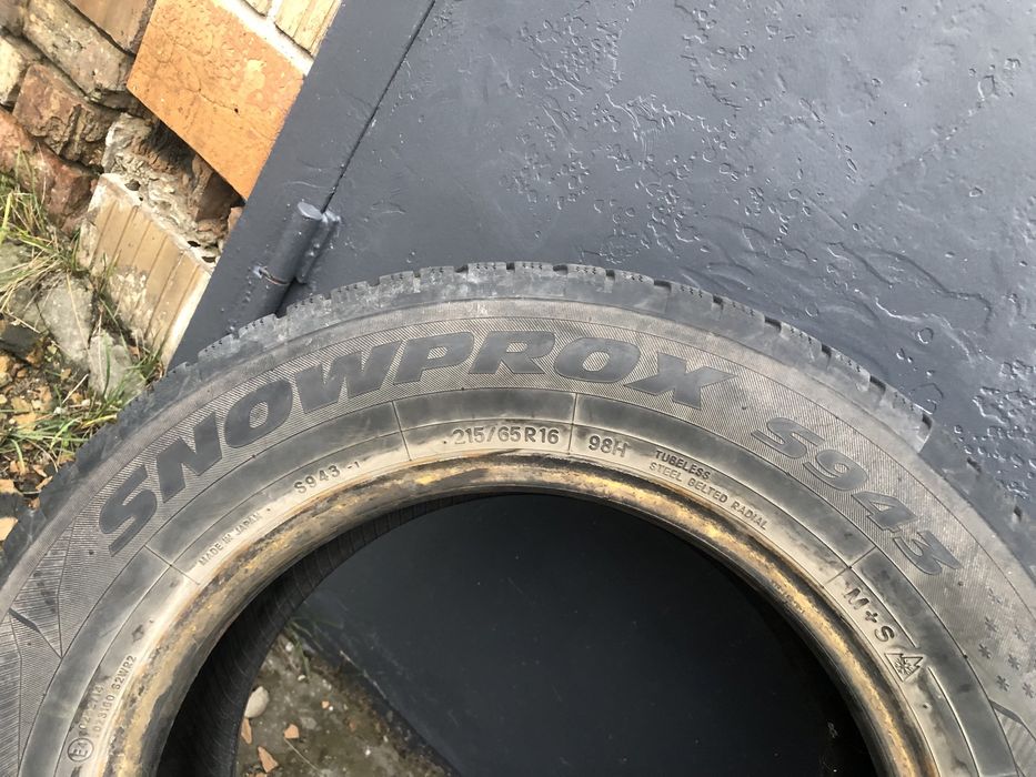 Продам пару зимней резины TOYO Japan 215/65 R16