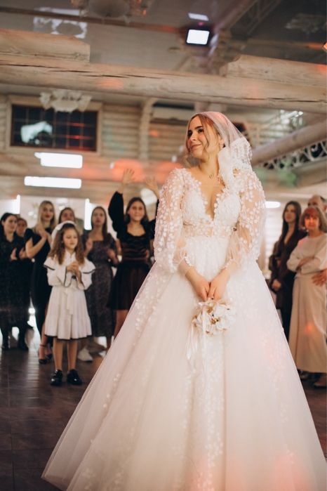 Весільна сукня кольору айворі