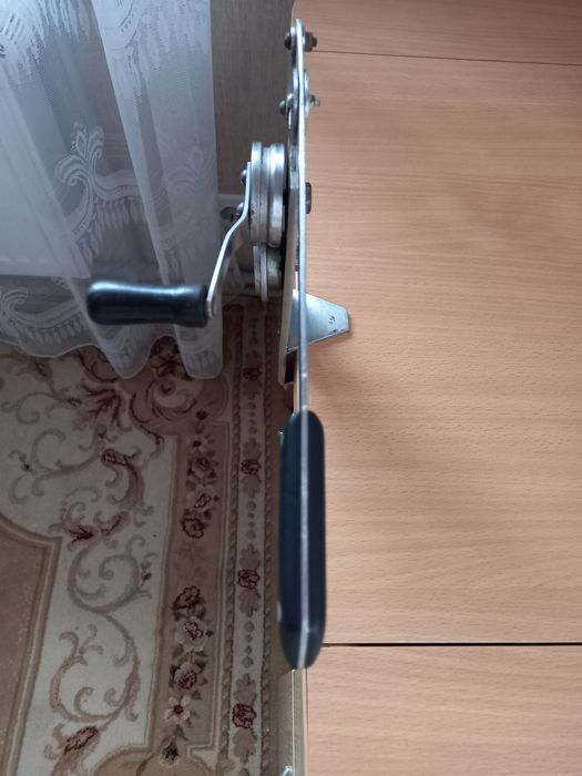Машинка из нержавейки для выправления метал.крышек для консервации.