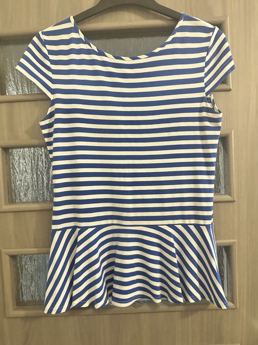 Bluska z baskinką, dekolt V na plecach