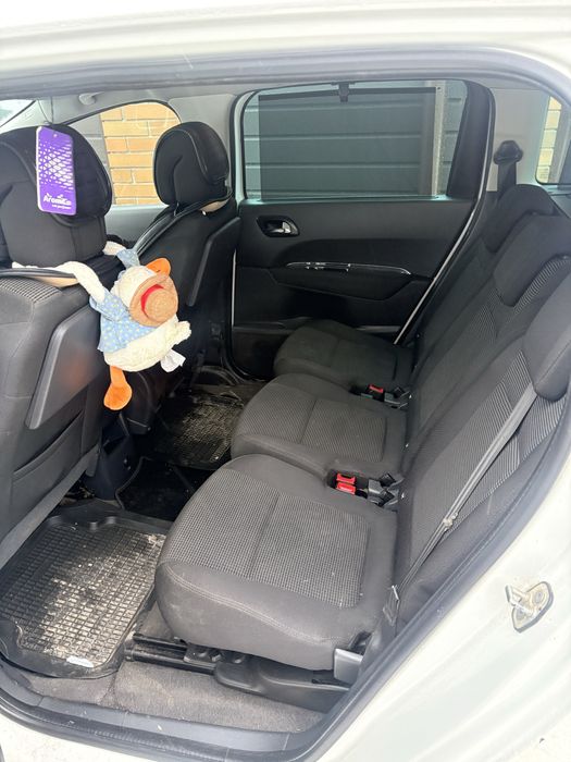 Peugeot 5008 2011 року