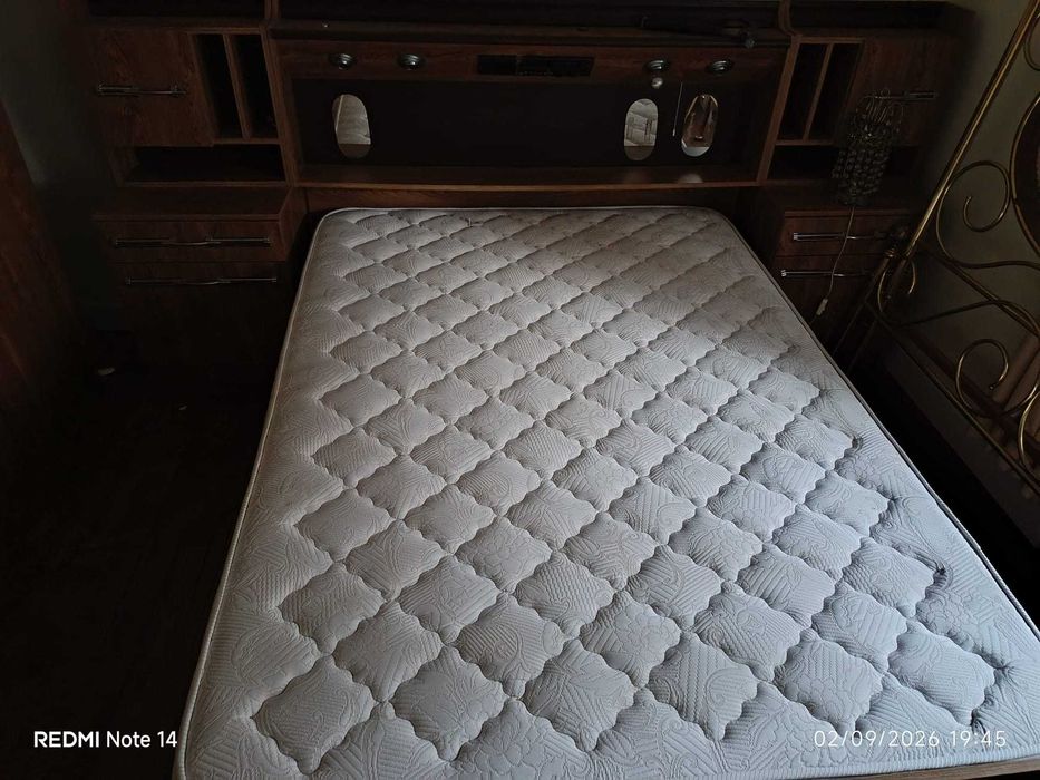 Quarto completo em madeira – Roupeiro + Cómoda + Cabeceira