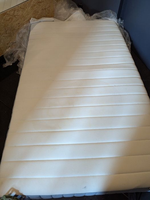 Materac Valevag Ikea 120x 200 wraz z łóżkiem sosnowym