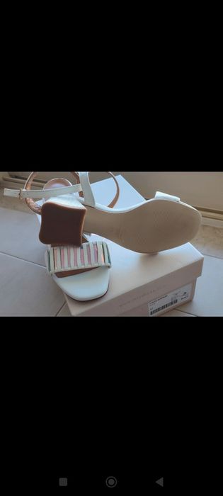 Sandália salto médio, MLV 37, sem uso e confortável