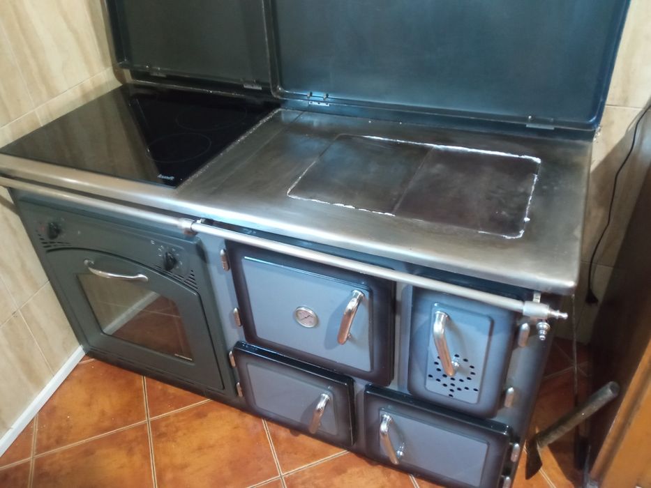 Fogão a lenha com forno elétrico mais placa elétrica