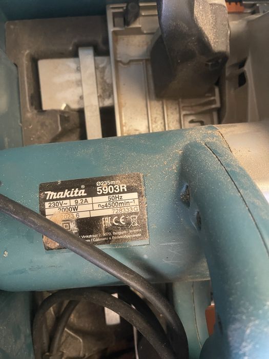 Serra circular Makita modelo 5903R com regua
