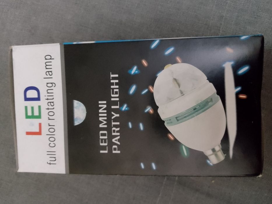 Лампа гирлянда крутиться смотрите на фото по всей комнате светит