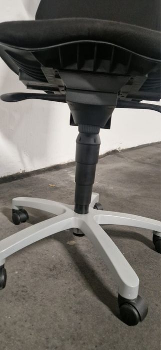 Компʼютерне крісло з Шаейцарії