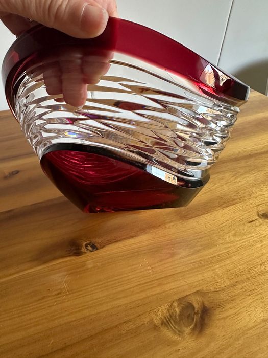 Vaso ou fruteira de cristal Bohemia em vermelho rubi, caracterizada pelo design de linhas lapidadas à mão que criam um efeito visual dinâmico