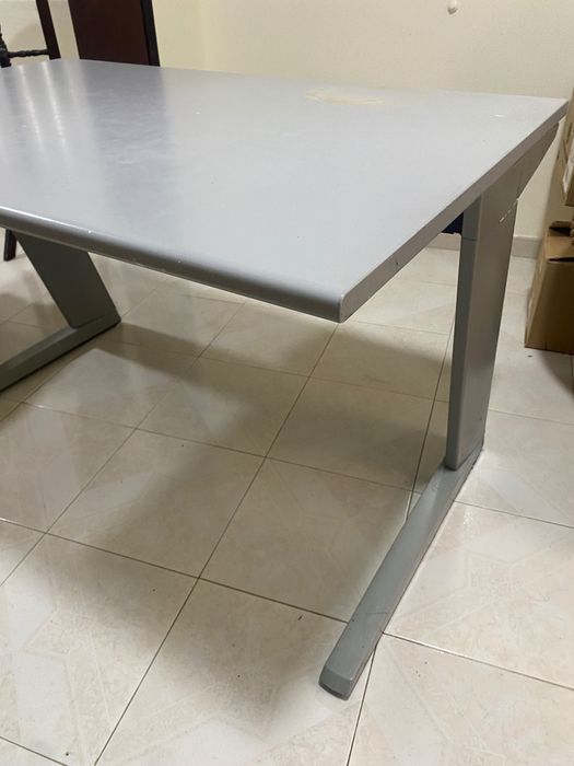 Secretária de grandes dimensões