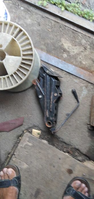 Домкрат автомобильный