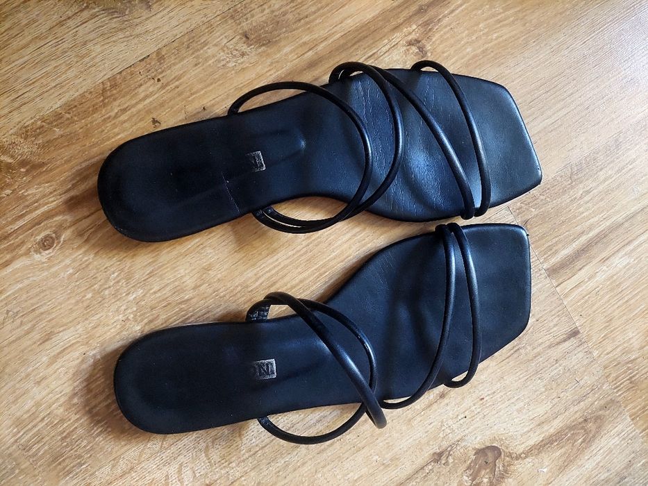 Klapki czarne na płaskiej podeszwie, rozm. 41, dł. wkładki około 25cm.