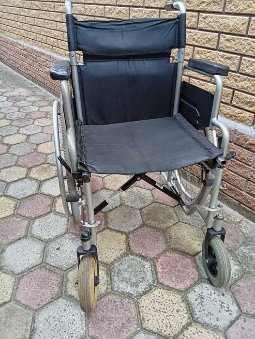 Коляска инвалидная складная,подлокотники откидные,подушечка.