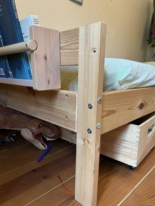 Cama solteiro em madeira