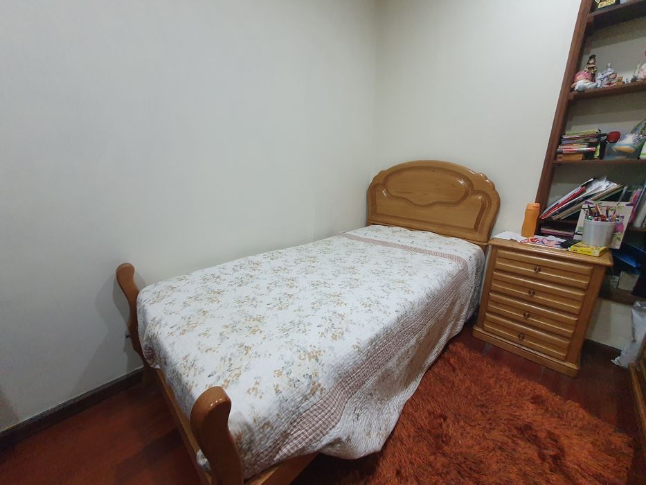 Cama solteiro em madeira